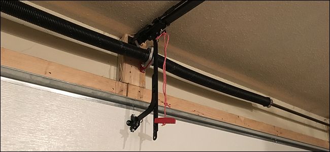 Красный трос ручной разблокировки на гаражных воротах