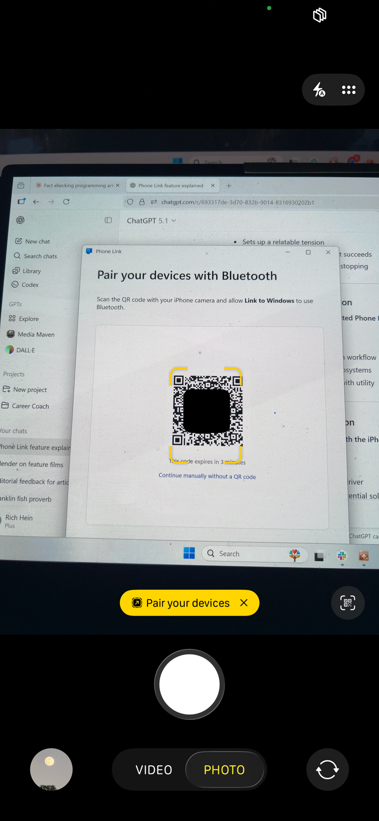 Камера iPhone показывает QR‑код и ссылку для скачивания приложения Link to Windows.