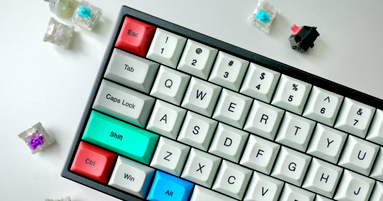 Клавиатура с меняющимися клавишами на белом столе