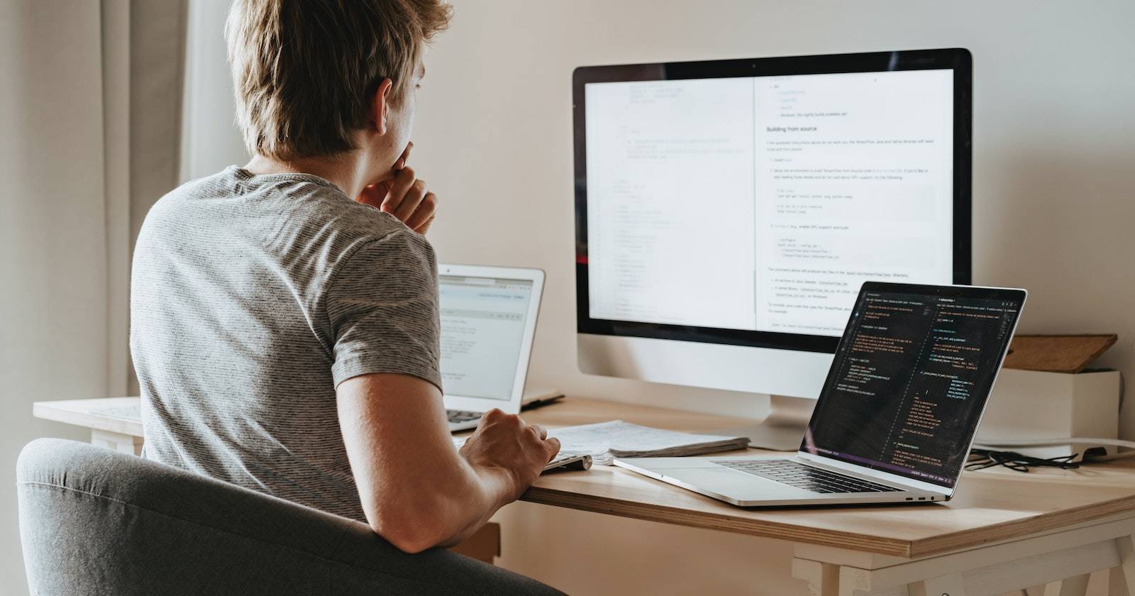 Человек работает за ноутбуком в офисе