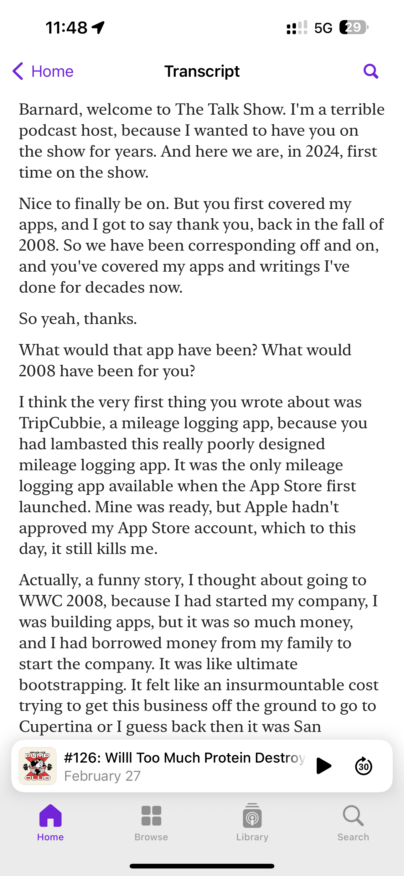 Экран с транскриптом эпизода в Apple Podcasts на iPhone.