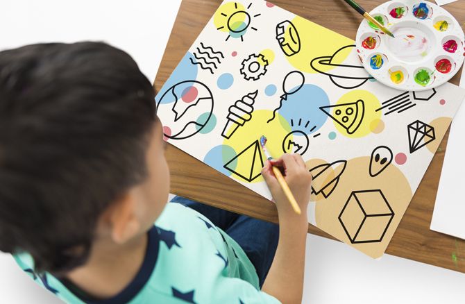 Ребёнок рисует на холсте маркерами