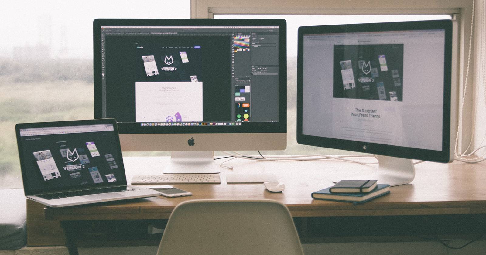 Несколько экранов Mac и мониторов с отображением Dock на одном из экранов.