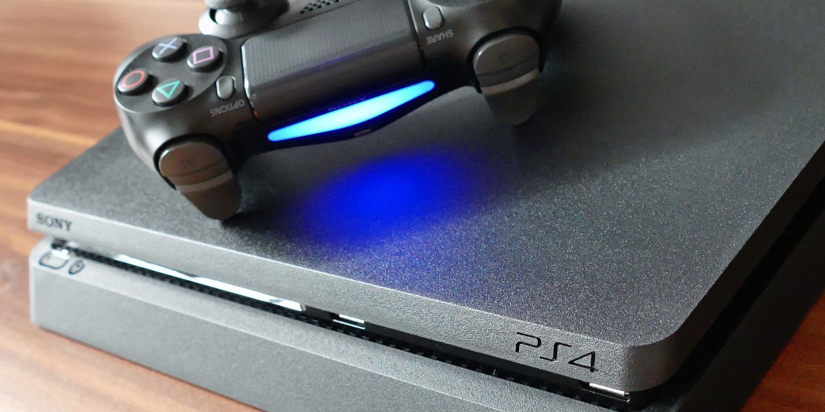 Контроллер PS4 на консоли