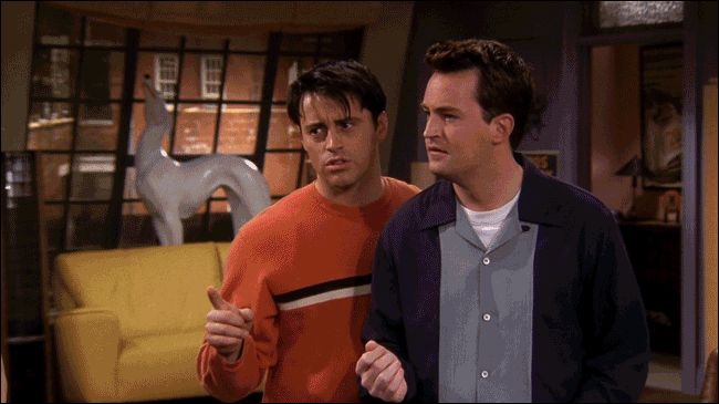 GIF друзей в гостиной на экране телевизора