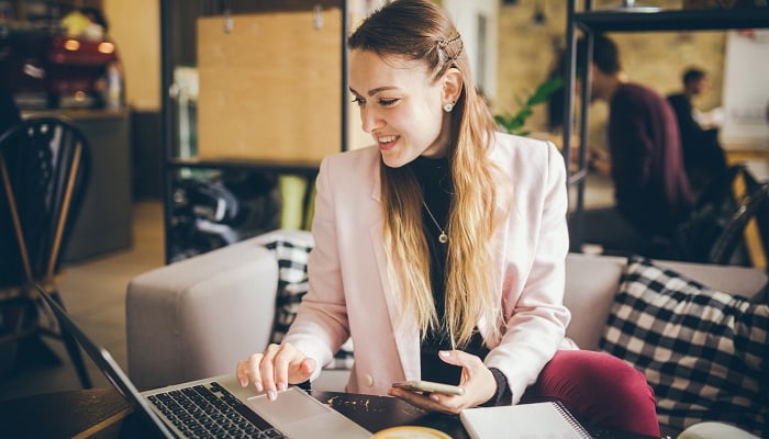 Процесс регистрации нового аккаунта LINE на смартфоне и вход на ПК