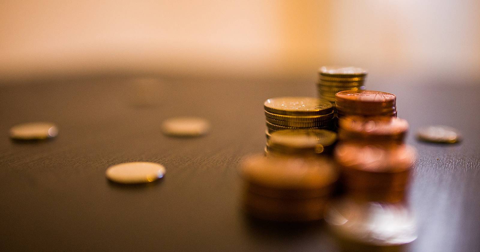 Поиск и сравнение цен в интернете на экране компьютера