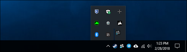 Иконки панели уведомлений показаны, стрелка вверх и панель переполнения видны