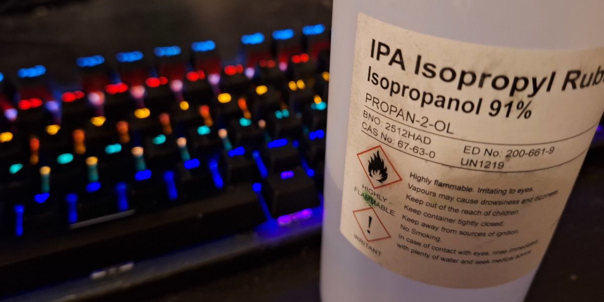 Сжатый воздух действует на клавиатуру