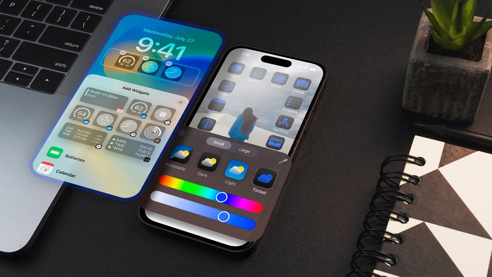 Un iPhone su un tavolo con schermata Home personalizzata.