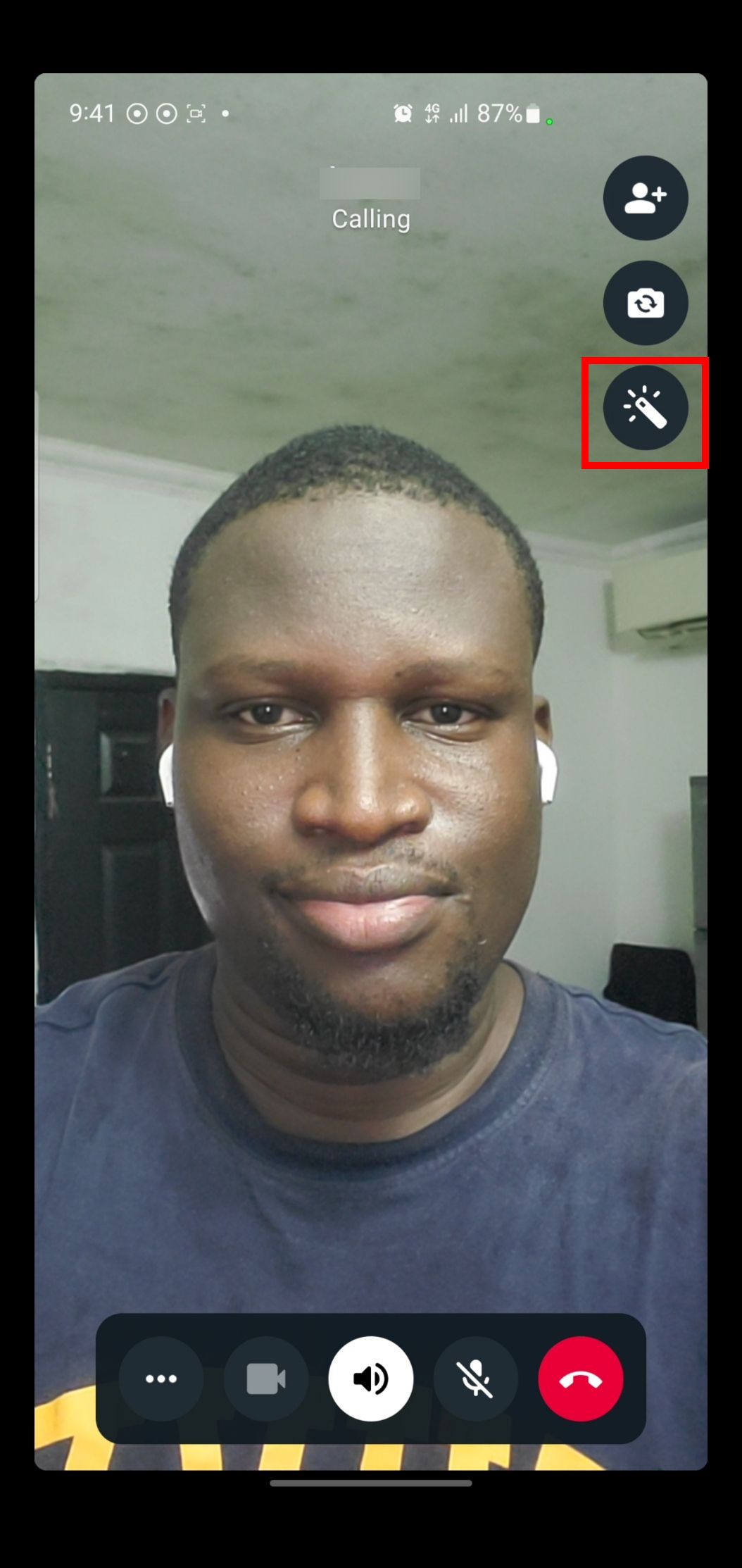 Иконка волшебной палочки в видеозвонке WhatsApp.