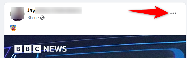 Три точки в правом верхнем углу поста на Facebook