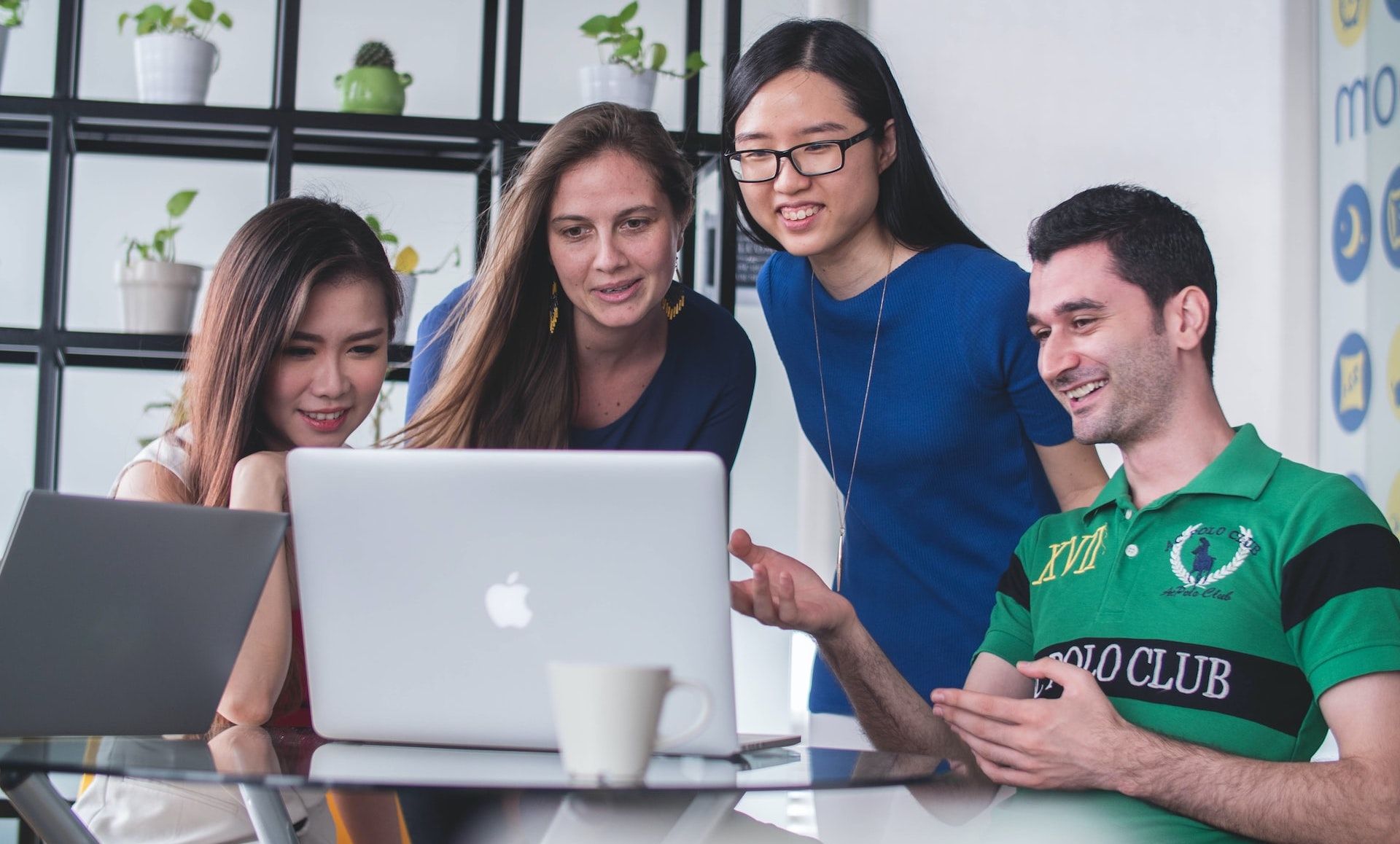 Команда офиса работает за столом