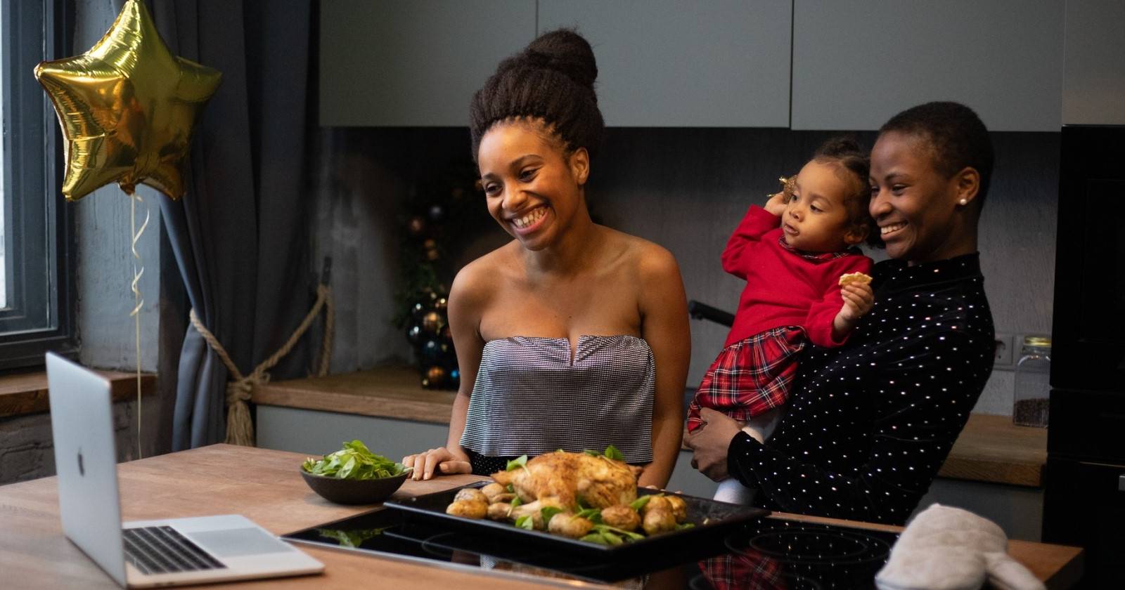 Празднование в Zoom на фоне рабочего стола