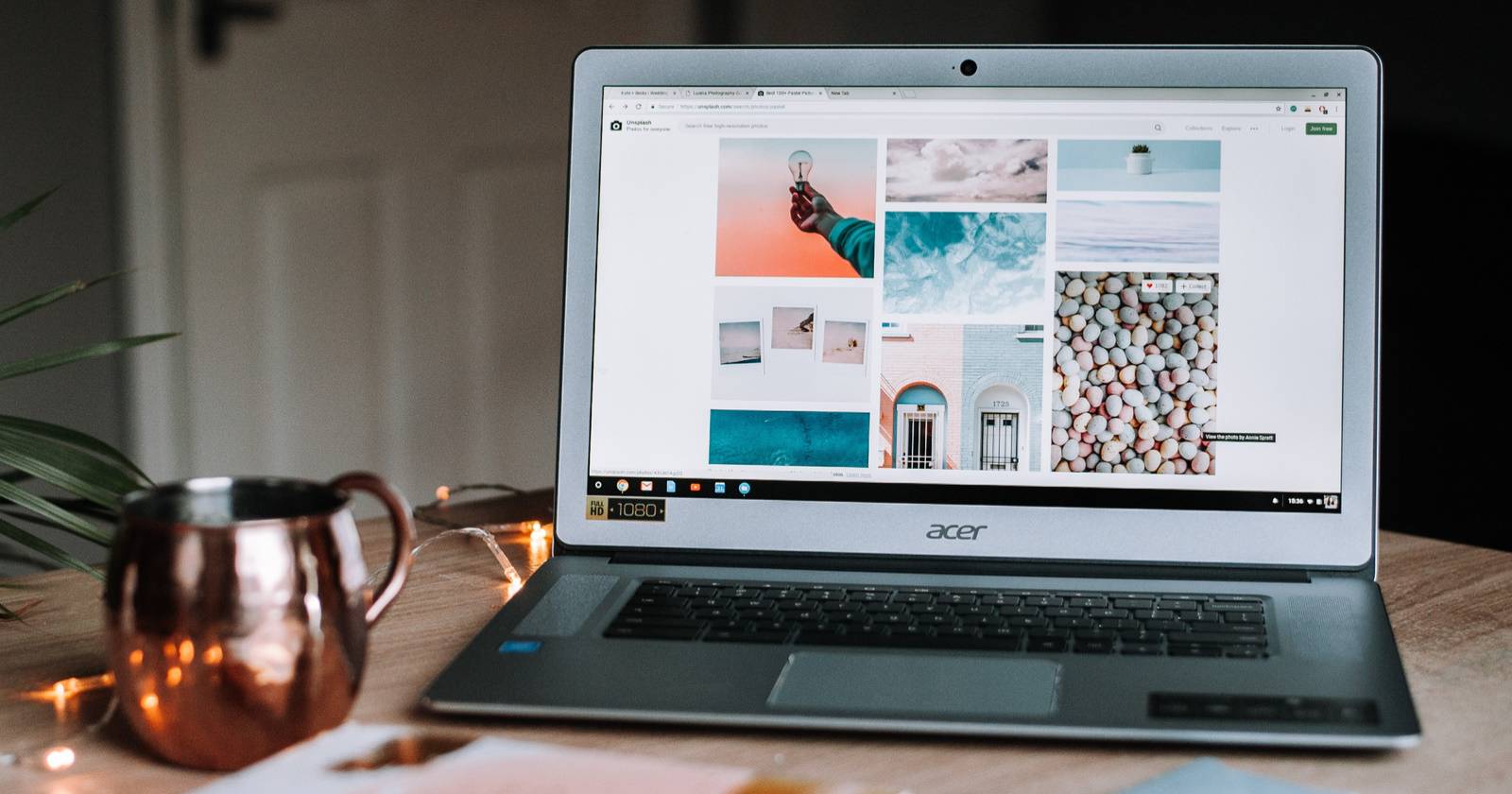 Ноутбук Acer на деревянном столе