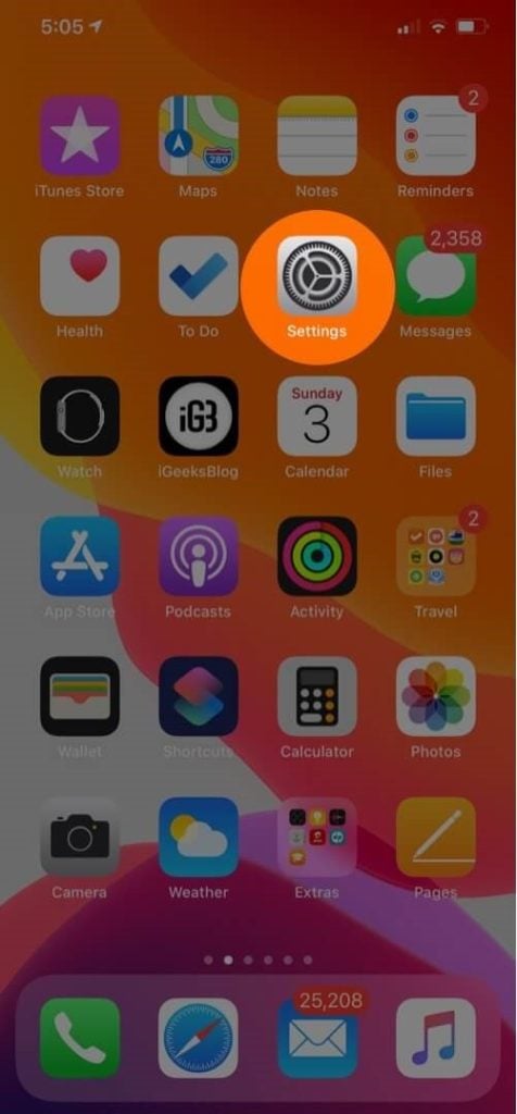 Экран iPhone: Настройки — профиль пользователя (Apple ID)