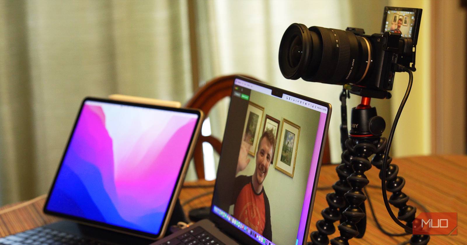 Камера DSLR подключена к компьютеру через карту захвата