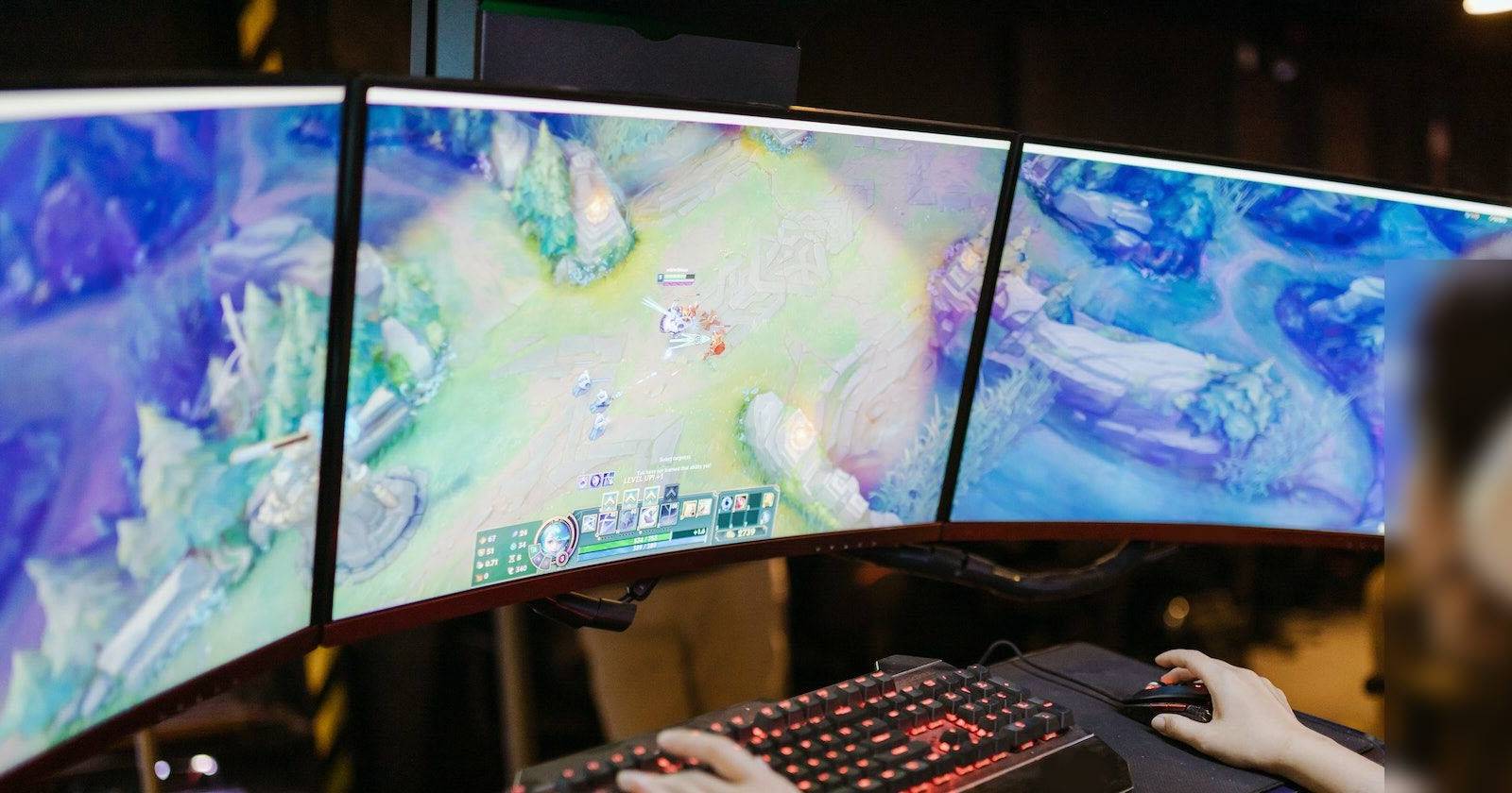 Женщина играет в League of Legends на ПК