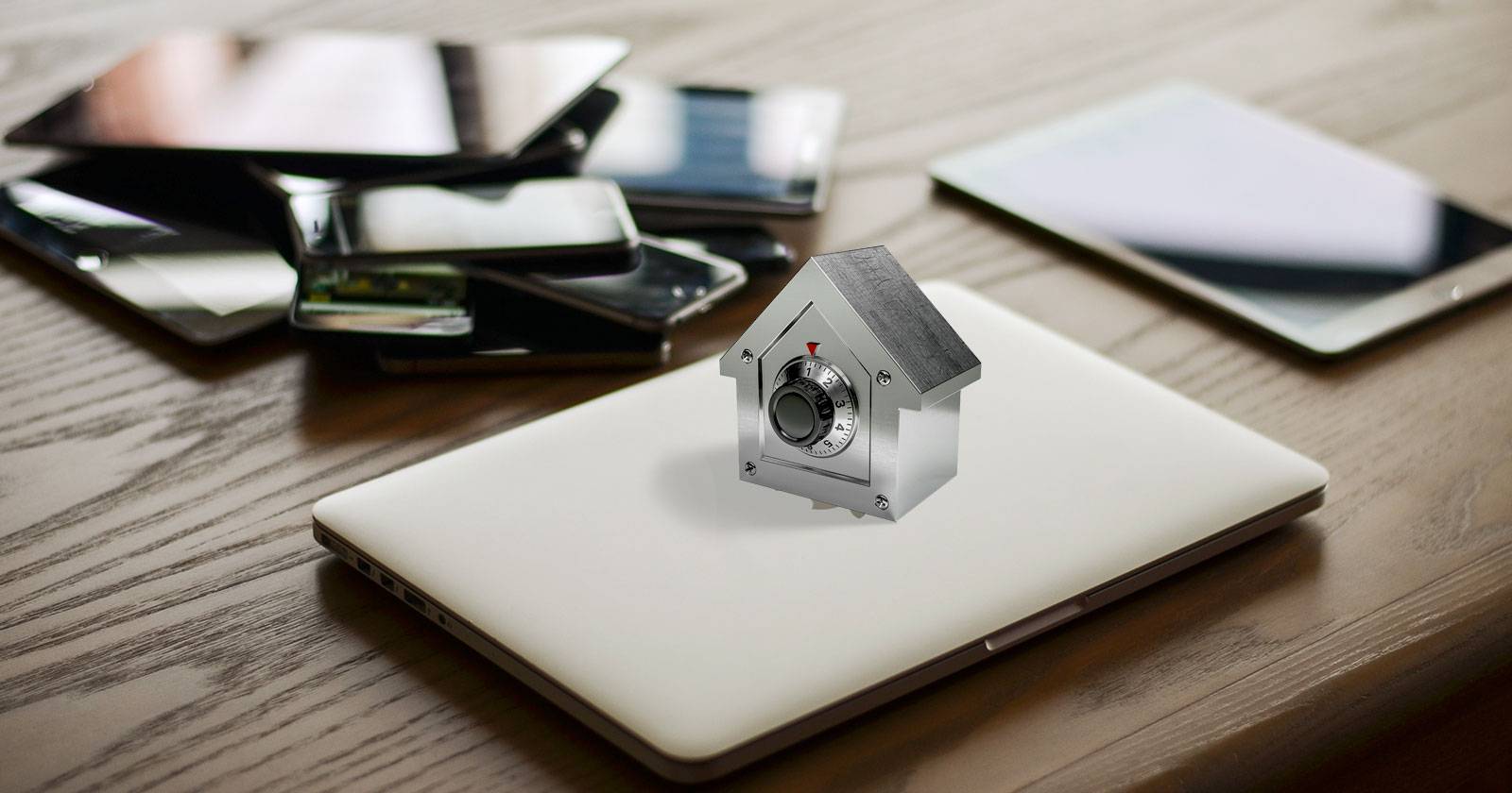 Человек подключает VPN на ноутбуке и смартфоне, символ защиты сети