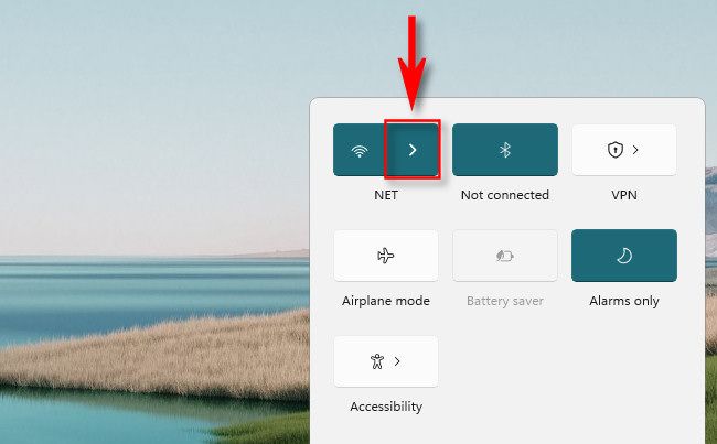 В меню быстрых действий нажмите стрелку внутри кнопки Wi‑Fi.