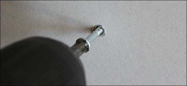 Фото: вкручивание шурупа в пластиковый анкер