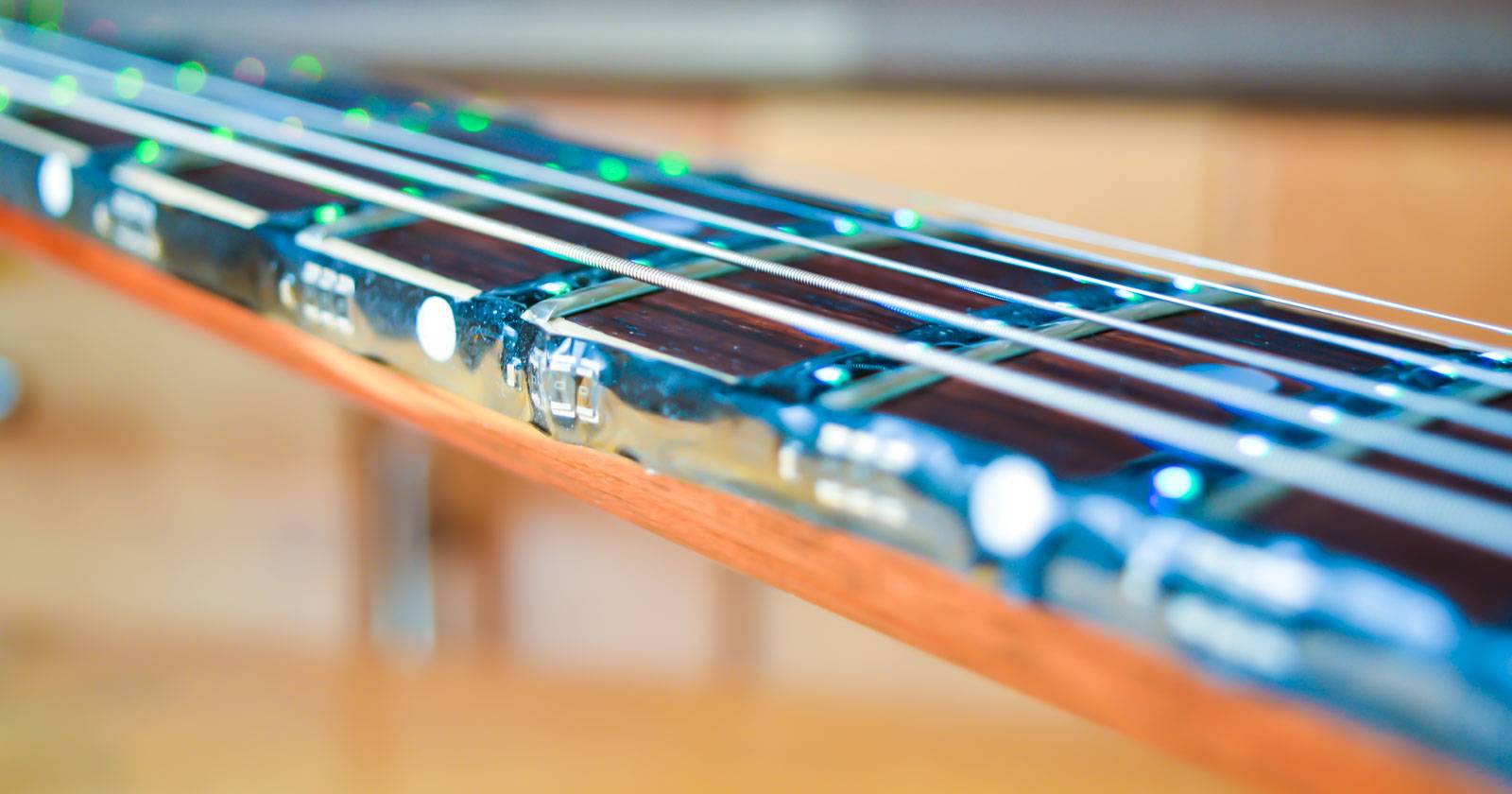 Fret Zealot на грифе гитары с включёнными светодиодами