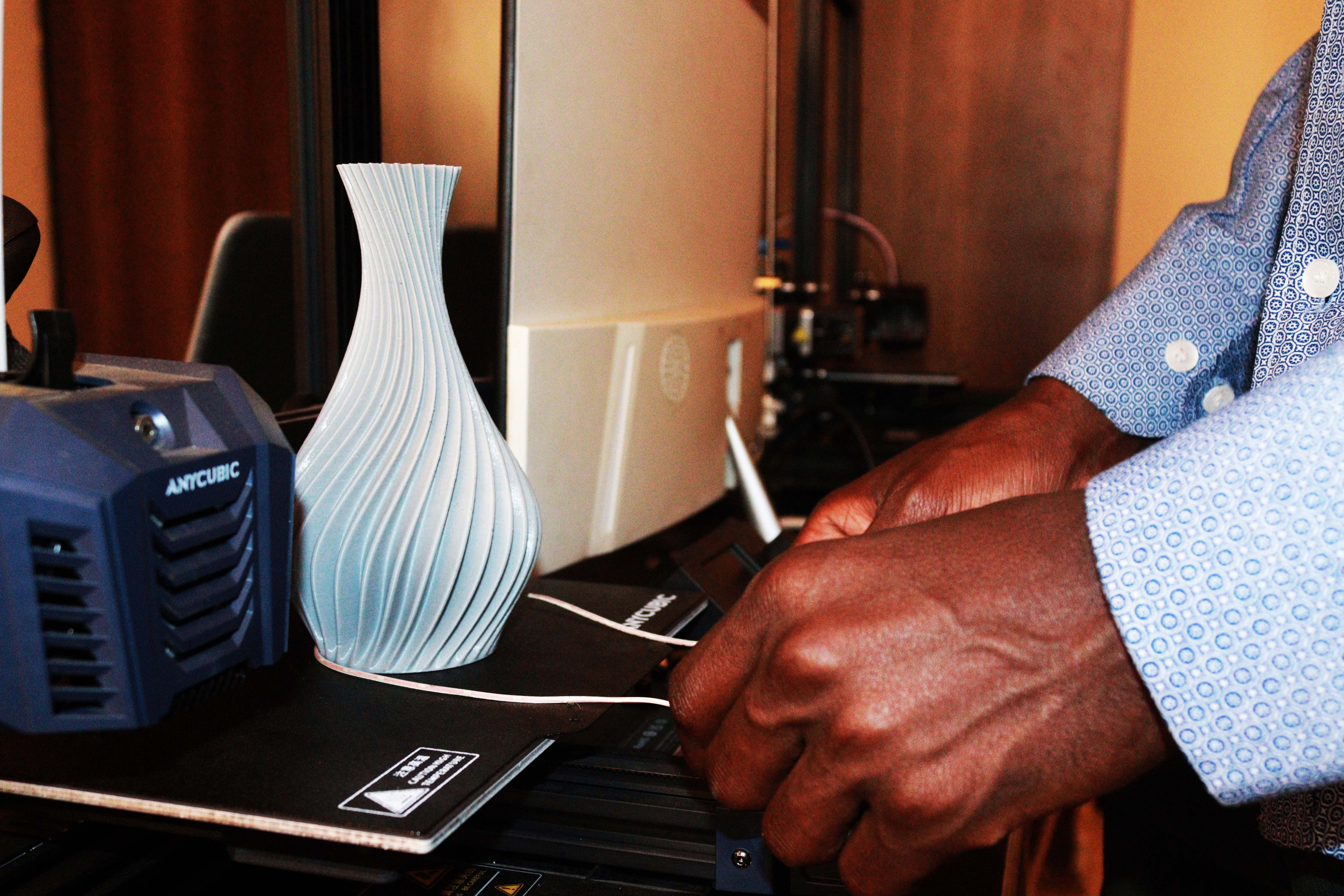 Использование проволоки для снятия 3D‑детали со стола