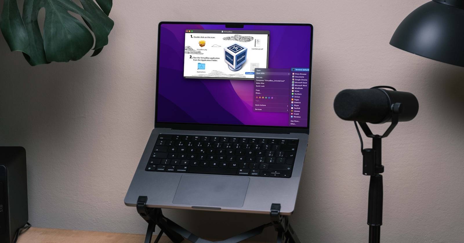 MacBook Pro на подставке с окном деинсталлятора VirtualBox на экране