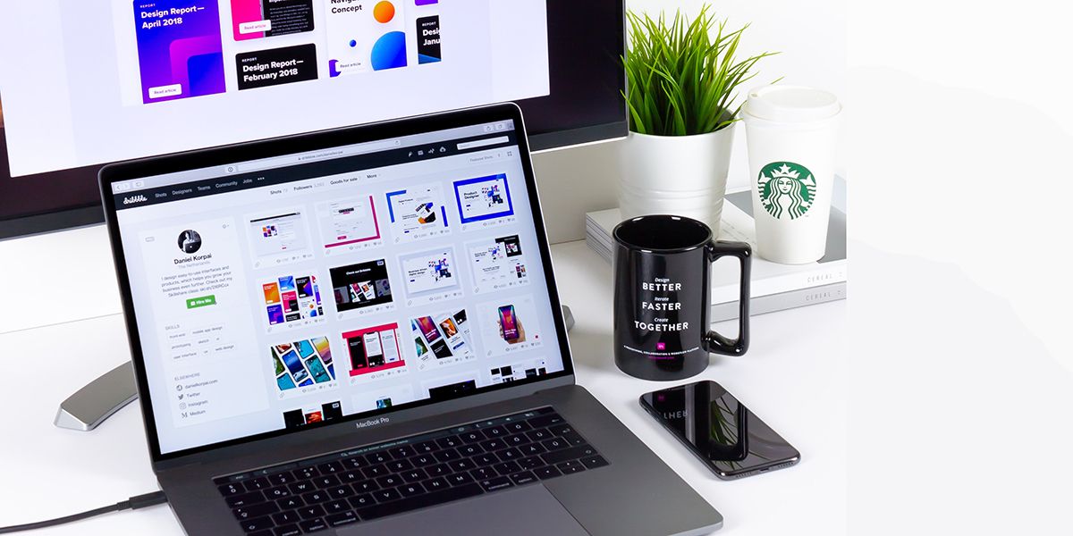 Фотография ноутбука рядом с растением и чашкой кофе; виден экран для мокапа.