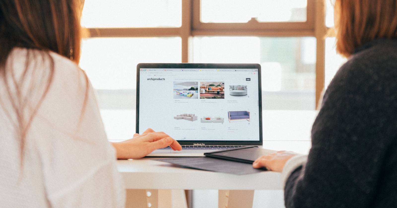 Две женщины смотрят на экран ноутбука