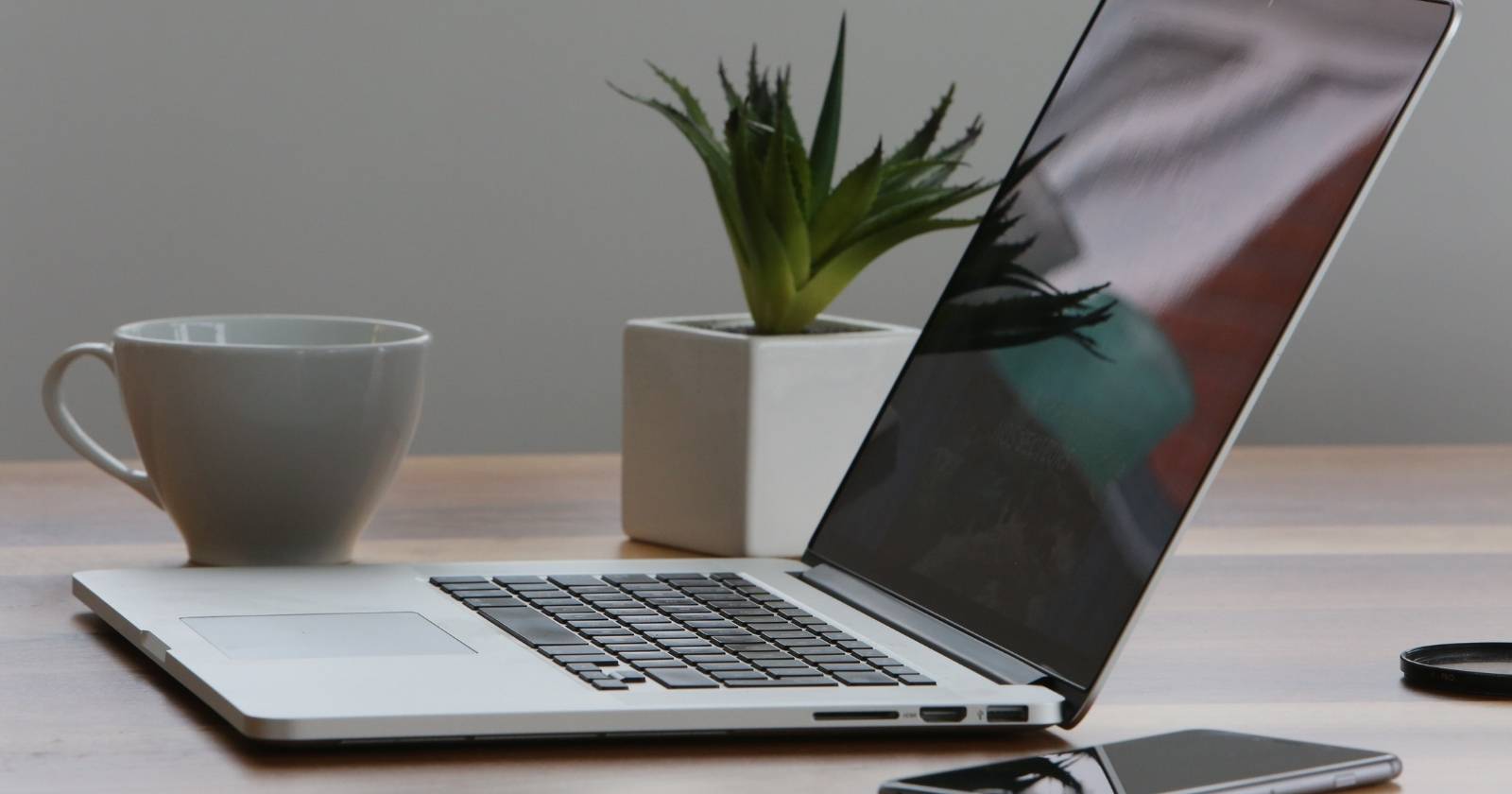 Mac и iPhone рядом, демонстрация совместной работы устройств