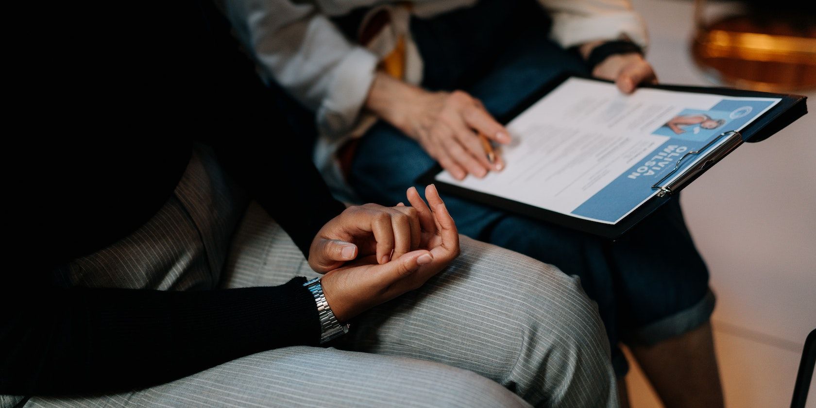 Двое людей просматривают резюме