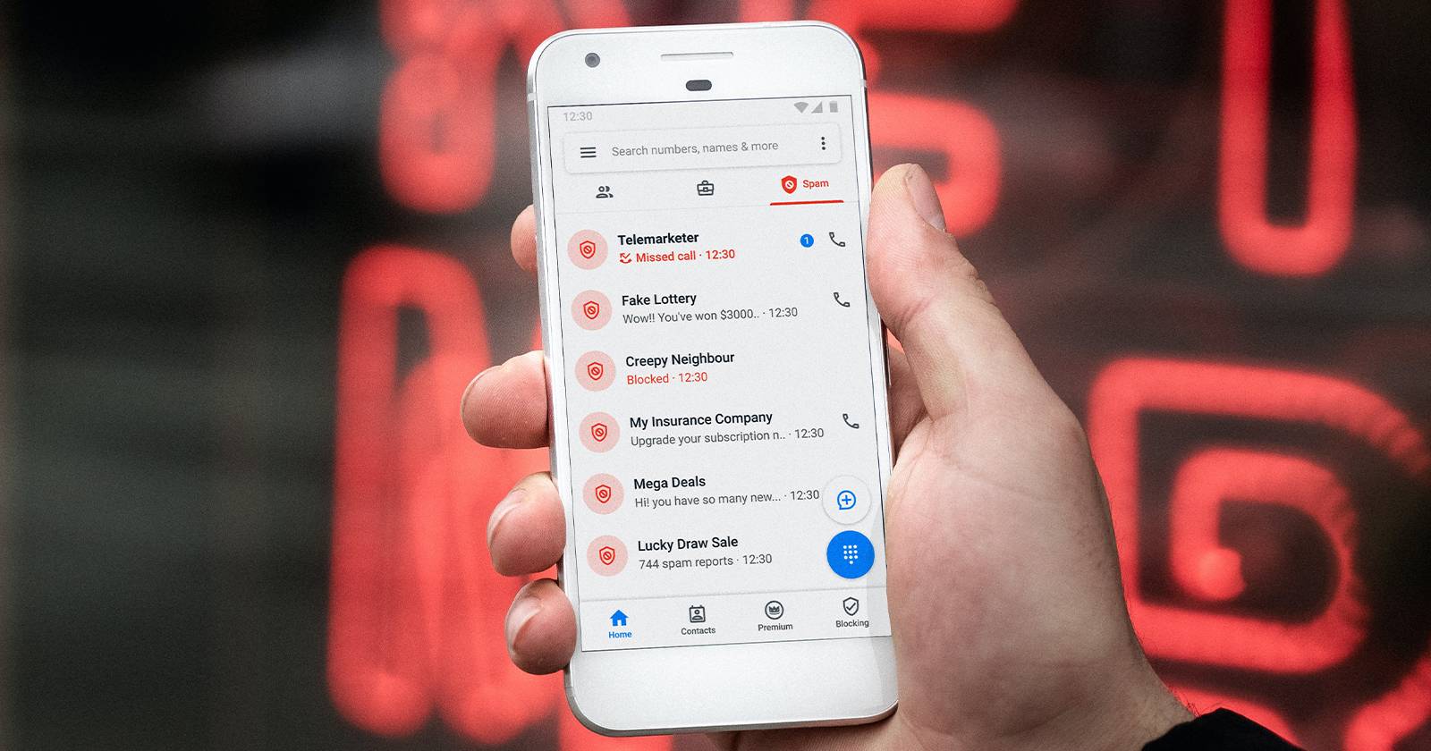 Спам‑SMS на белом смартфоне: экран с множеством нежелательных сообщений