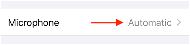 Параметр «Микрофон» в настройках AirPods для выбора активного микрофона