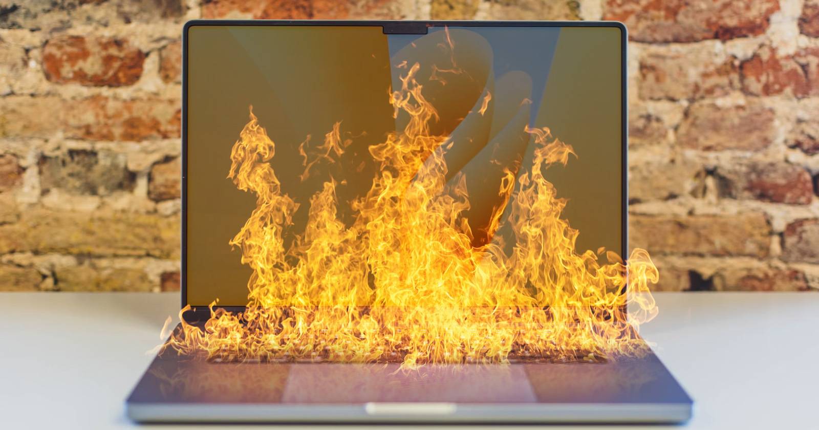 MacBook Pro с огнём на нём