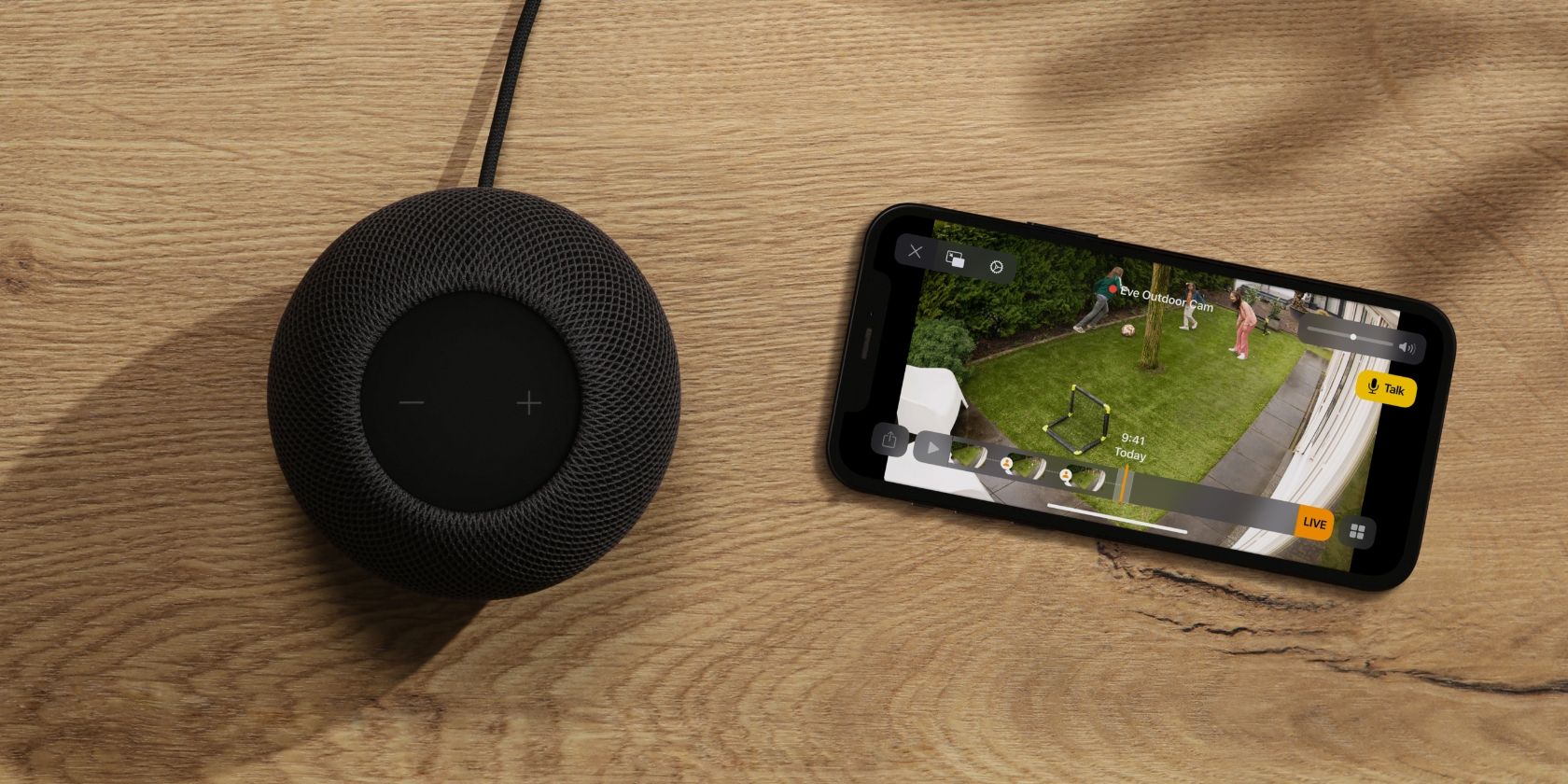 Прямой эфир наружной камеры Eve на iPhone рядом с HomePod mini