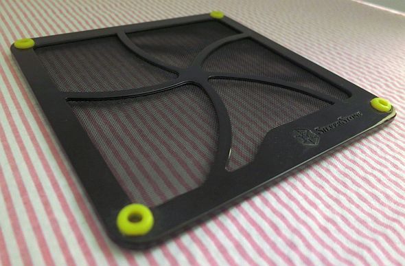 Магнитный фильтр рядом с корпусом ПК