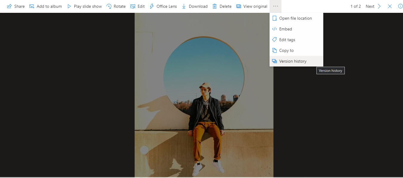 Поиск опции История версий в окне редактора OneDrive