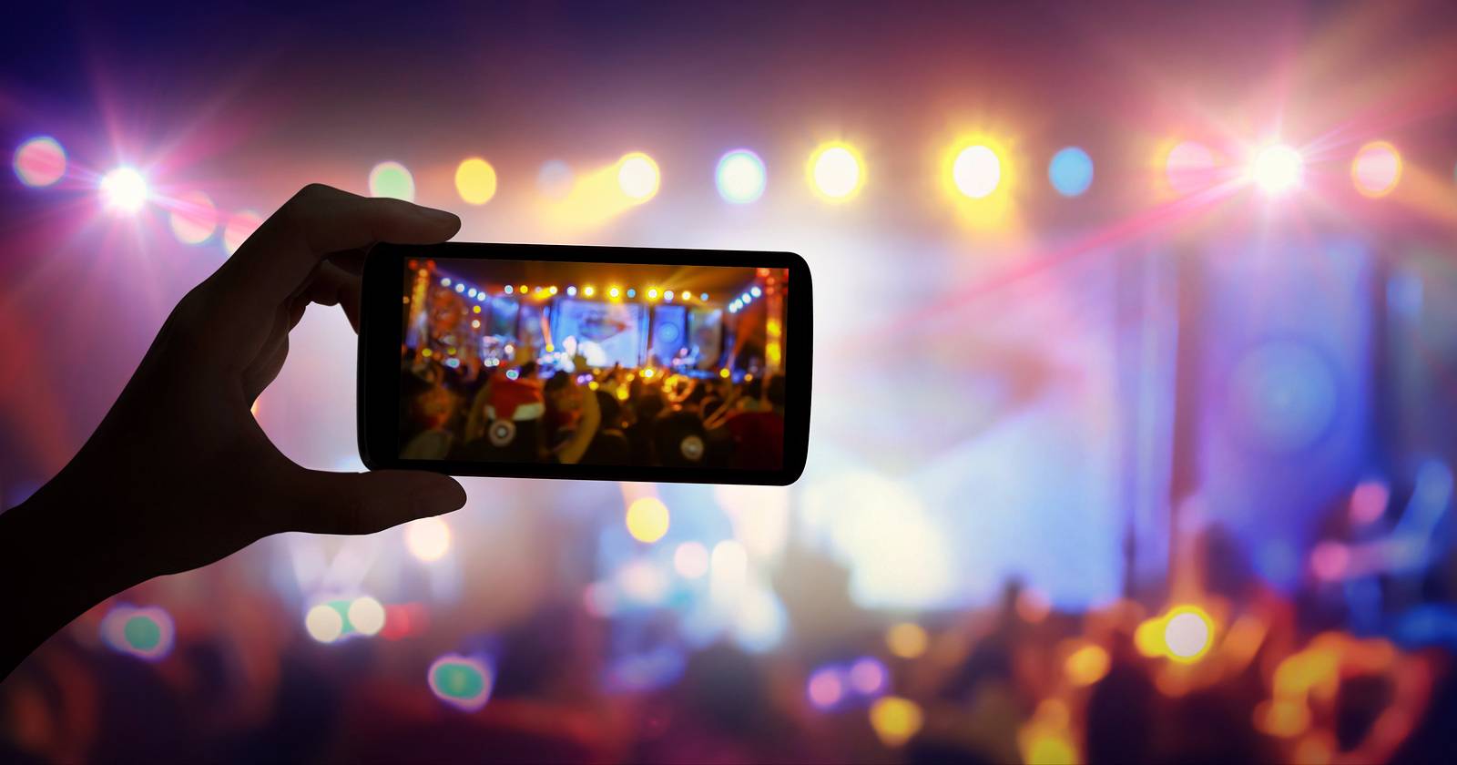 Человек смотрит прямой эфир на смартфоне