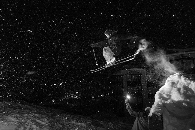Фотография сцены с несколькими вспышками и ассистентами