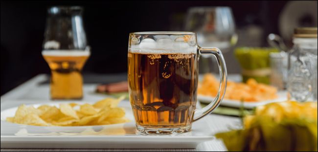 Бар с большим экраном, где смотрят матч