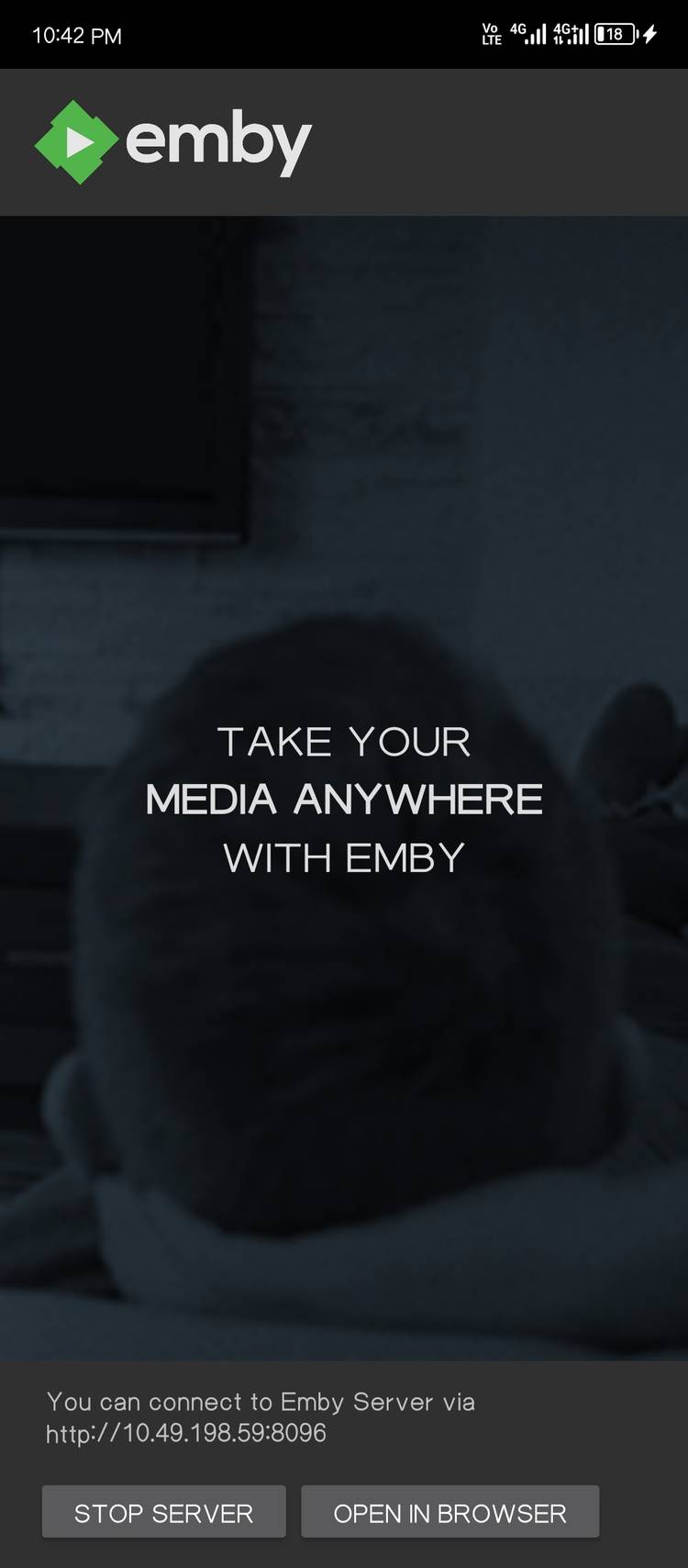 Emby сервер запущен на Android, показан IP‑адрес.