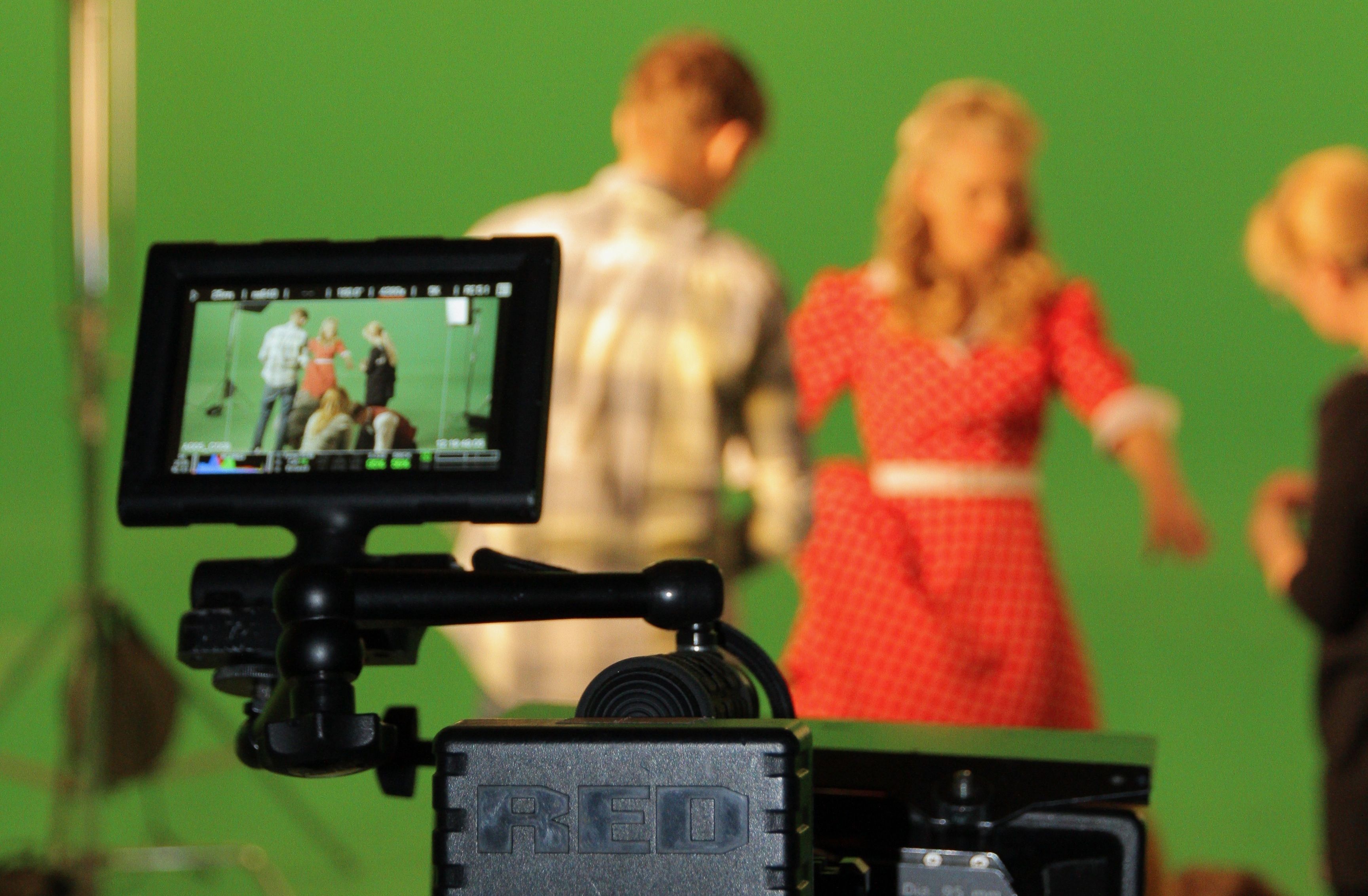 красная камера направлена на пару людей