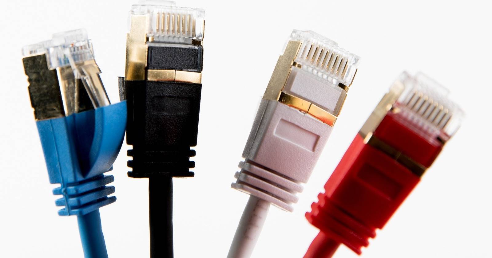 Несколько Ethernet-кабелей, символизирующие множество сетевых интерфейсов на сервере