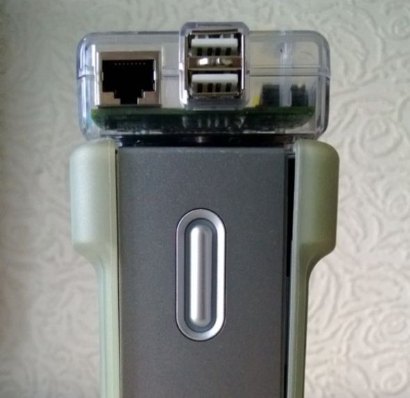 Внешний жёсткий диск рядом с Raspberry Pi