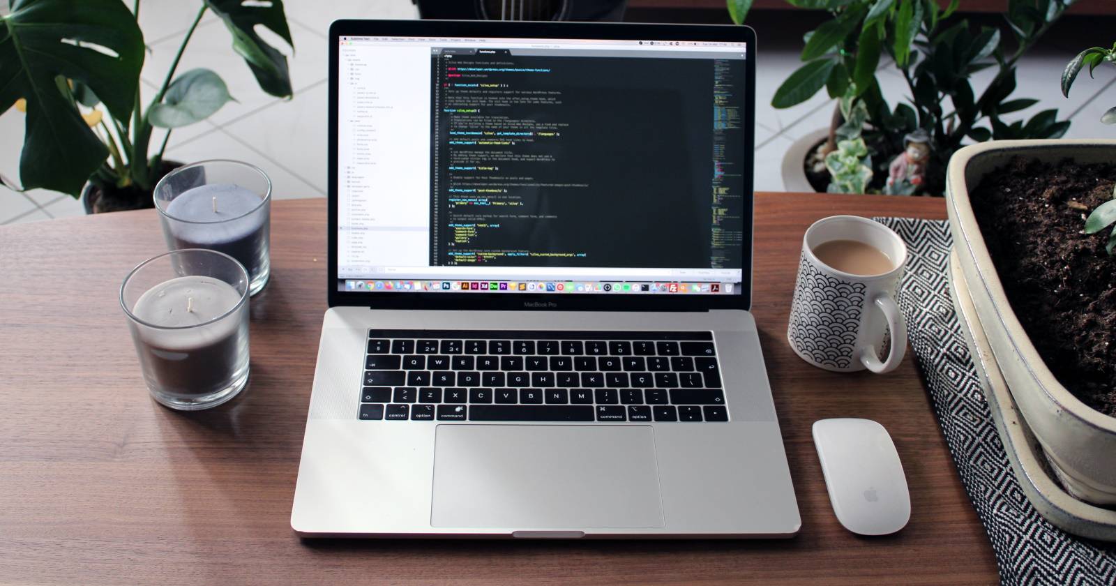 Ноутбук на столе с чашкой кофе и кодом на экране