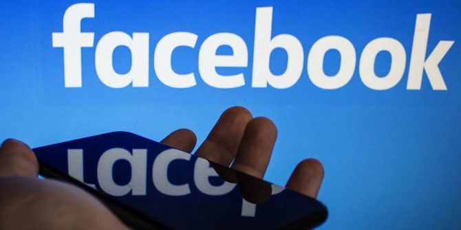 Экран телефона с данными о рекламных интересах Facebook