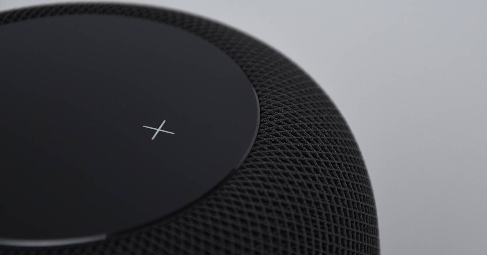 Крупный план Apple HomePod, вид сенсорной панели сверху