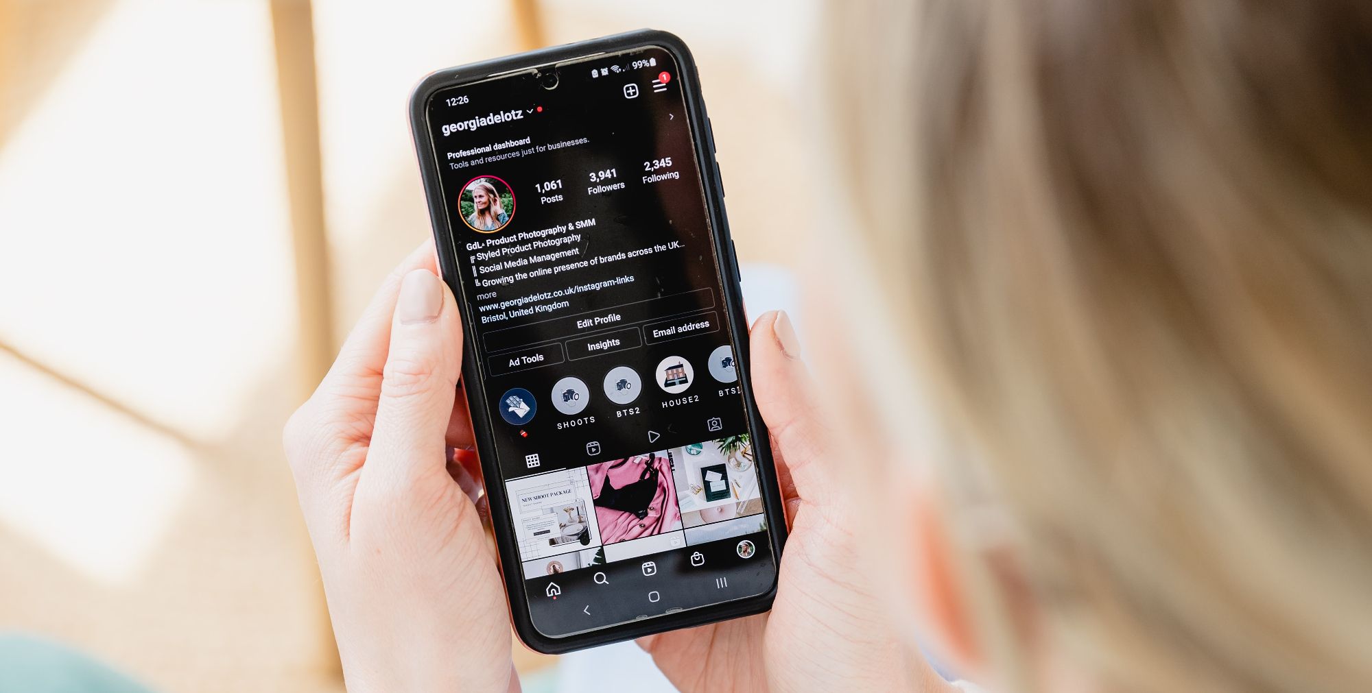 Человек просматривает профиль Instagram на телефоне