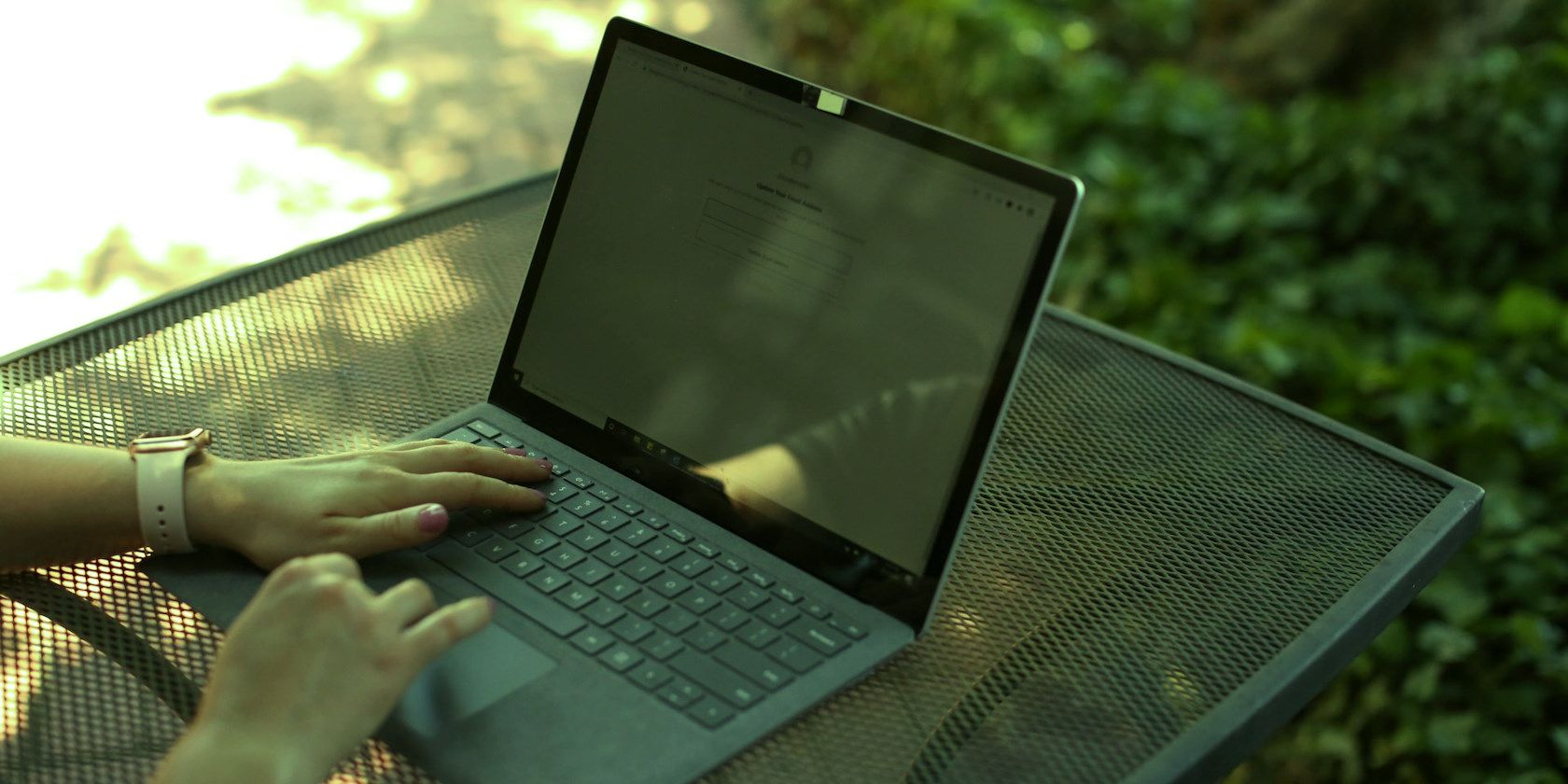 Убрать желтый оттенок на экране ноутбука